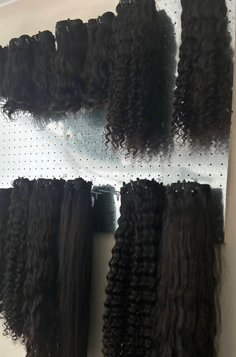 Cortinas de cabello rizado natural en el salón