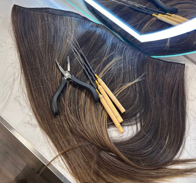Cortina de extensiones de cabello con herramientas de colocación